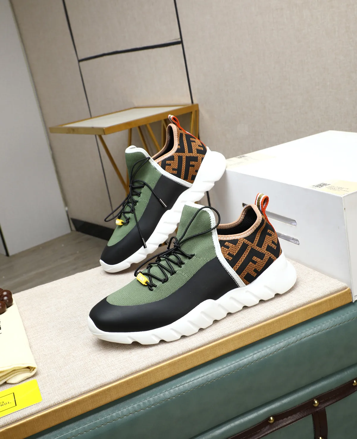 Men's Men's Shoes 💰700 Fendi Fendi's latest Tag series of men's casual mesh sports running shoes, originally purchased and developed, this Tag sports shoe is a one-leg sneaker, made of black high-tech mesh material with gray neoprene details. Oversized FENDI lettering on the side and translucent rubber details. Light and flexible rubber running shoe soles, beautifully packaged at the delivery counter, customized breathable lining, original molded foam rubber outsole, sole thickness: 3.5CM! Size: 39-44 (customized at 38.45.46)